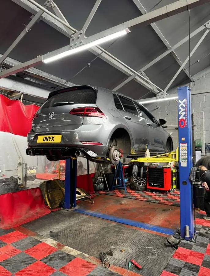 Onyx Autocentre. Work in the bay