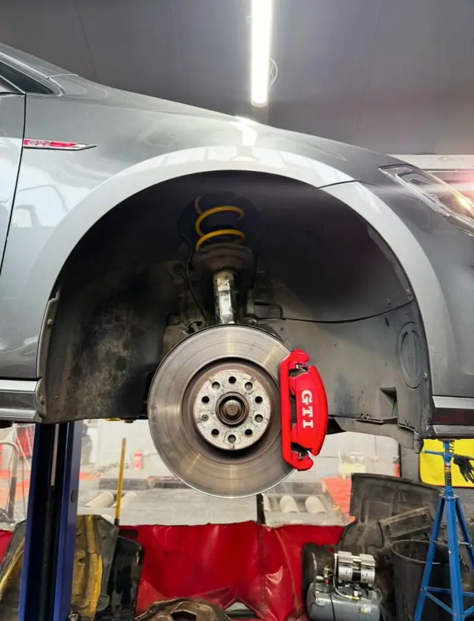 Onyx Autocentre. Work in the bay