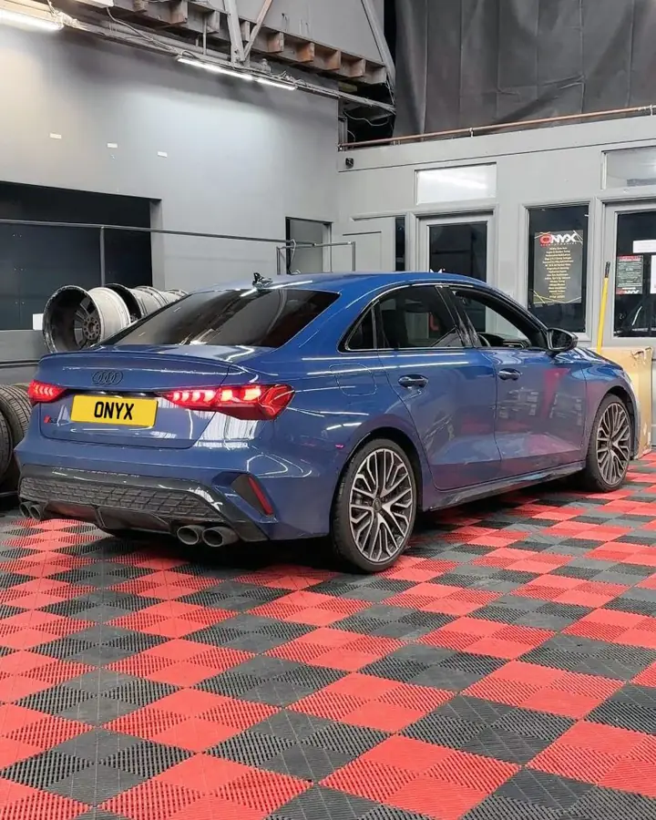 Onyx Autocentre. Work in the bay